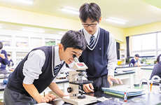 理科室での化学実験の様子